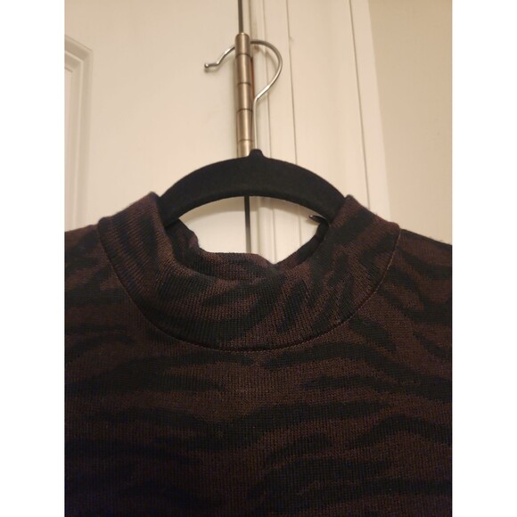 St. John Sport Tiger Print Sleeveless Mockneck Top w/ Zipper at Neck Size S - Picture 3 of 10